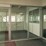 Uffici amministrativi e tecnici con pareti divisorie in vetro
